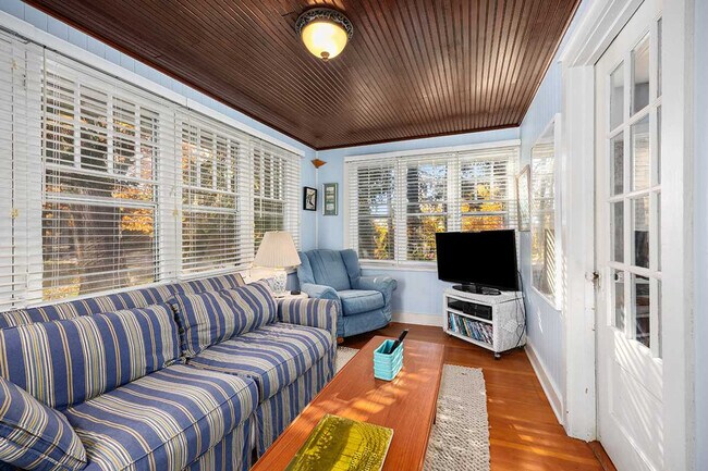 Building Photo - 630 Pleasant St