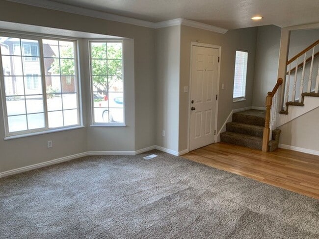 Building Photo - Beautiful Townhome in Amazing Location!