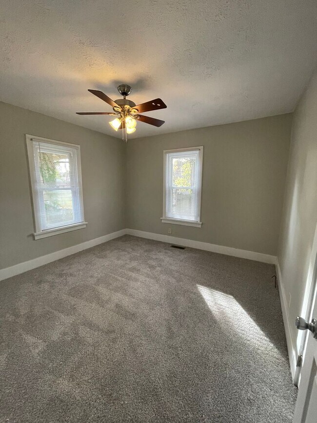 Building Photo - MOVE IN READY!!