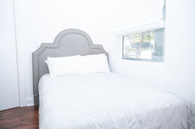 Building Photo - 156 W Peoria St