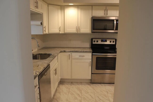 Building Photo - 609 Holly Hill Dr