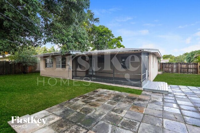 Building Photo - 360 NW 35th Ct