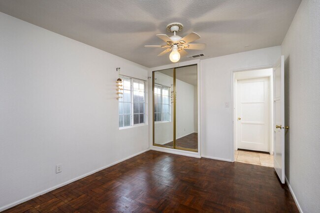 Building Photo - b10436