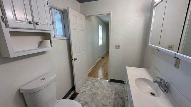 Building Photo - 4bd 2 bath Home in Westmoreland, Portland:...