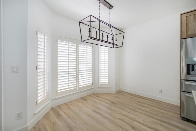 Building Photo - 918 Calle Cumbre Ct