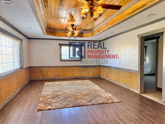 Building Photo - Beautiful 5 bed 2 bath country living - 5+...