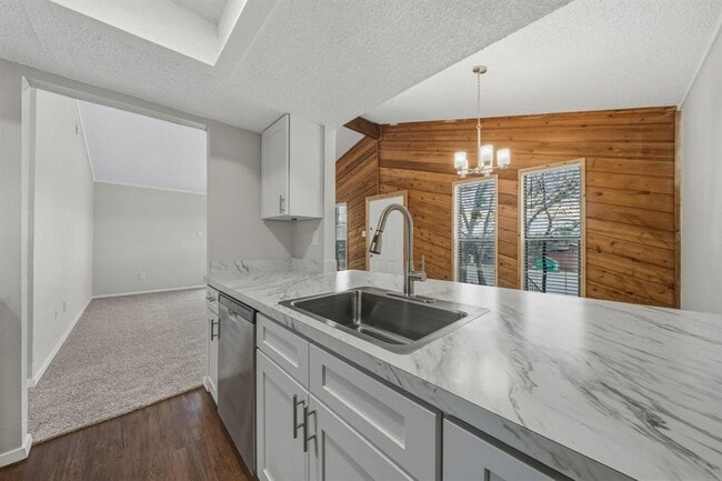 Building Photo - 1914 Valley Hill Cir