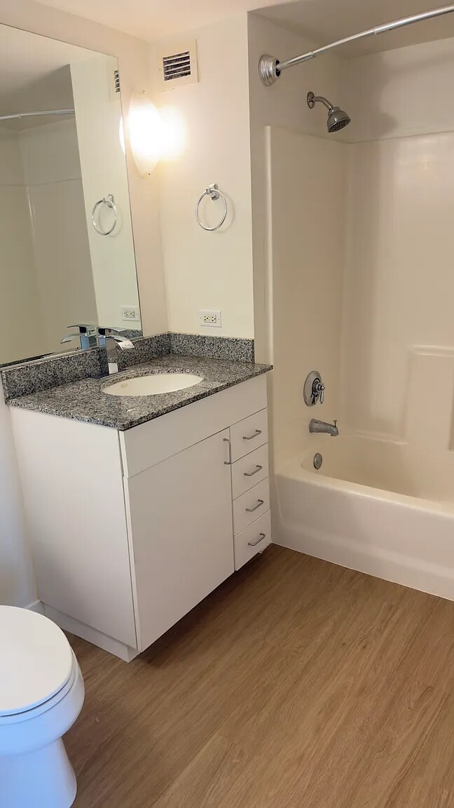 Building Photo - 425 W Beech St