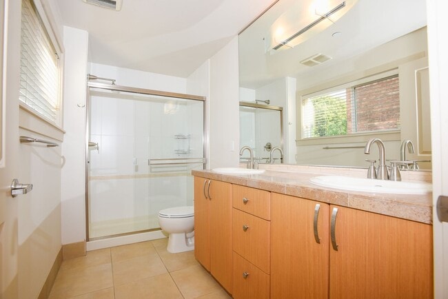 Building Photo - North Capital Hill owner offering move in special