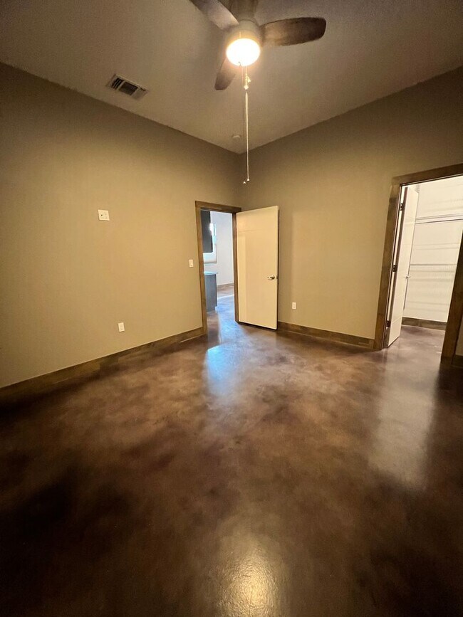 Building Photo - Gorgeous Condo minutes from The Pearl