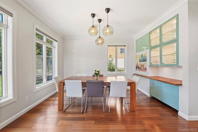 Building Photo - 2 Hudson St