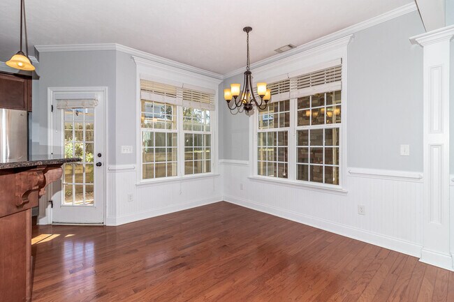 Building Photo - 4025-4025 Stowe Dr