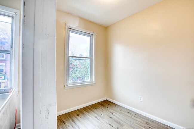 Building Photo - 821 Park St