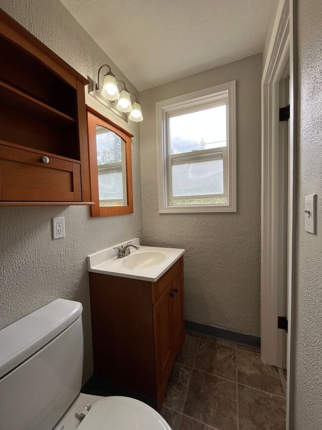 Building Photo - (OWE) 3 bed 2 bath home in Cal Young Neigh...