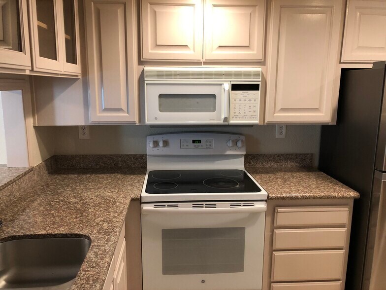 Kitchen - 24352 Dover Ln