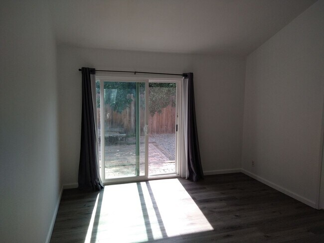 Building Photo - 4 Bedroom Townhouse - Ideal for Chapman St...
