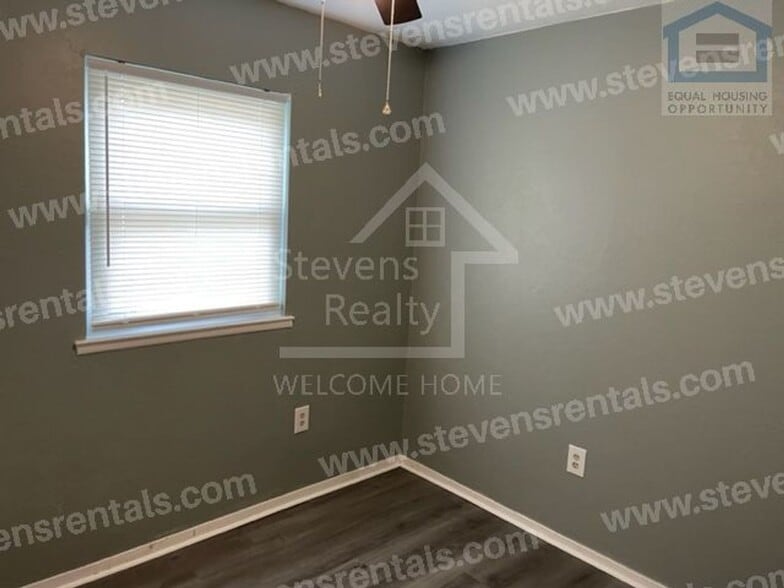 Building Photo - 426 NW Greenmeadow Dr