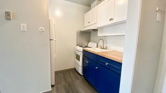 Building Photo - Top-floor Studio at Watergate