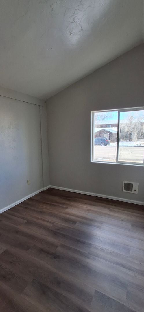 Building Photo - Newly Remodeled (Reduced!)