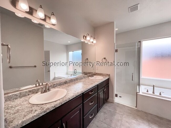 Building Photo - 4 bed, 2.5 bath home w/2 car garage