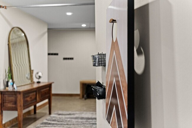 Building Photo - 301 E Walnut St