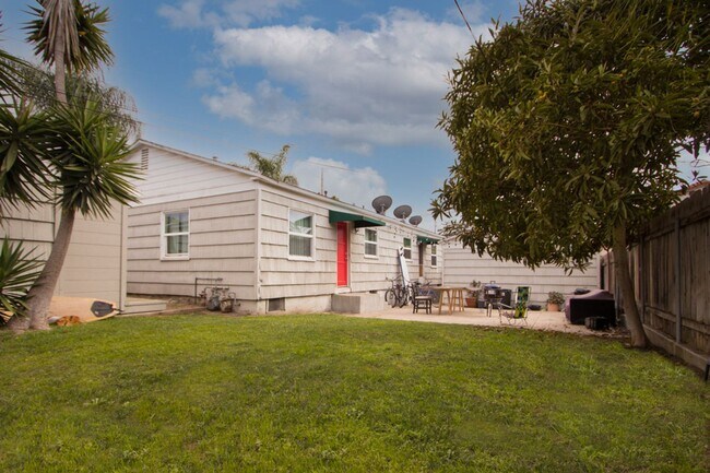 Building Photo - Charming 2 bed /1 Bath Duplex in Pacific Beach 8 Blocks From the Ocean!
