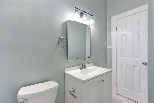 Building Photo - Renovated Three Bedroom, Two Bathroom Sing...