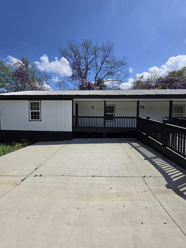 Building Photo - Oversized ONE Bedroom *HALF OFF YOUR FIRST MONTH*