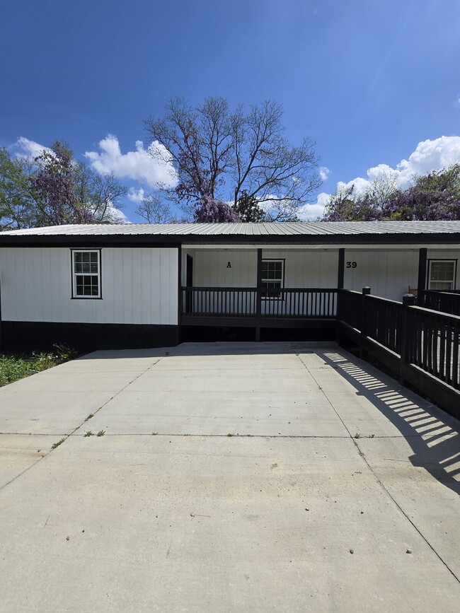 Primary Photo - Oversized ONE Bedroom *HALF OFF YOUR FIRST...