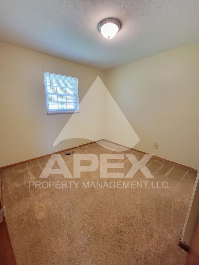 Building Photo - MOVE-IN SPECIAL, $1 RENT!! - Spacious Ground Floor 2 Bd - 1Ba Apartment in Fountain City -- END U...