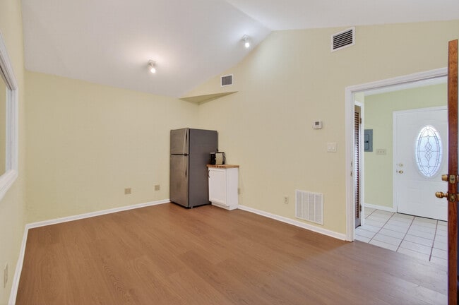 Building Photo - 817 N Palmway