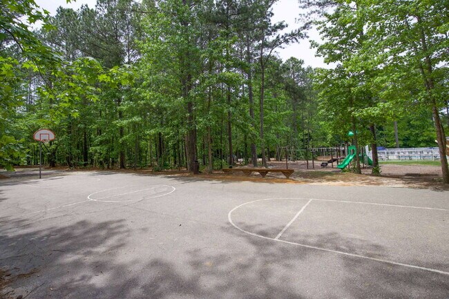 Building Photo - "Spacious 4-Bedroom Gem with 2.5 Baths at ...