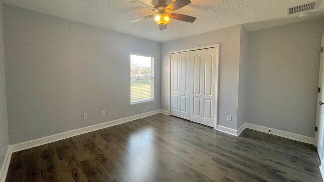 Building Photo - Beautiful Home in beautiful neighborhood