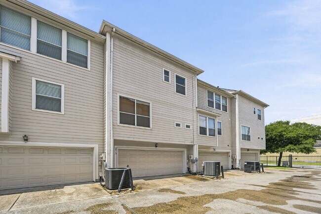 Building Photo - "Chic Urban Living: Spacious 2-Bed, 2-Bath Townhouse in Houston's Heart!"