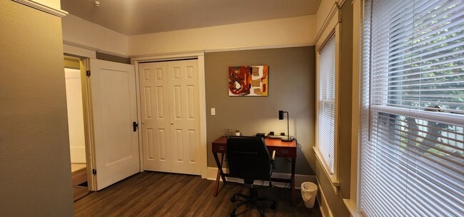 Building Photo - Single Family Fully Furnished Home with Al...