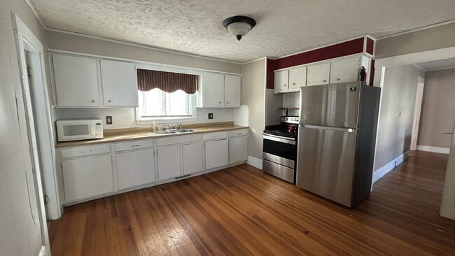 Building Photo - Cozy 3-Bed / 1-Bath Apartment in the Heart of Biddeford