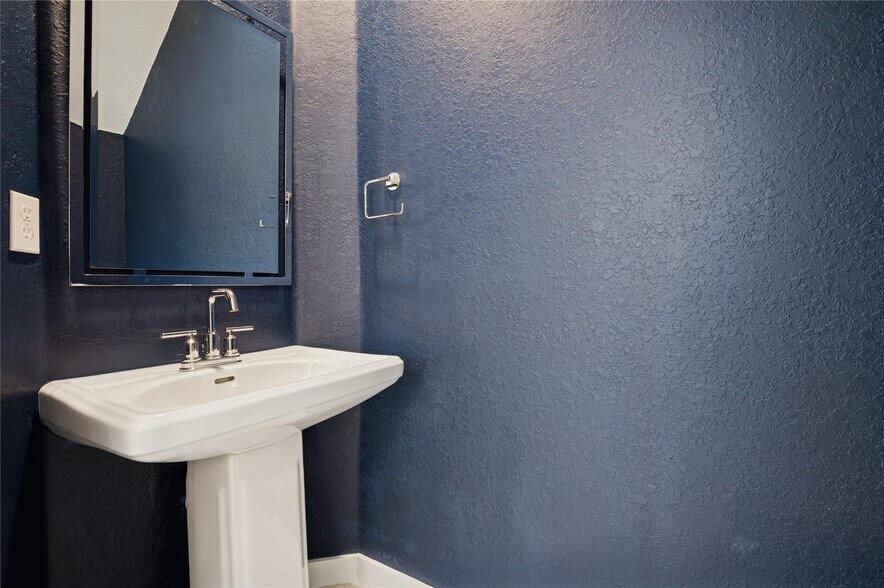 Building Photo - 180 SE 5th Ct