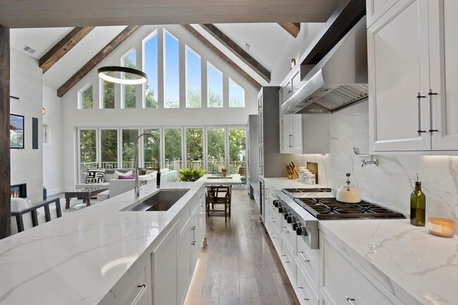 Building Photo - 719 E 2nd St