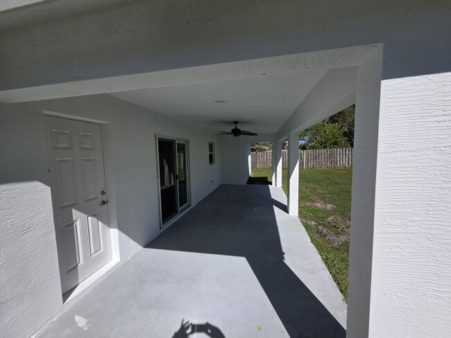 Building Photo - 5996 NW Baynard Dr