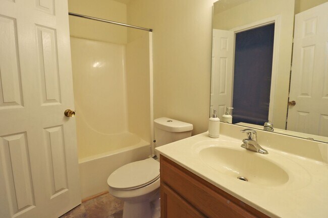 Building Photo - 560 Summit Terrace Court