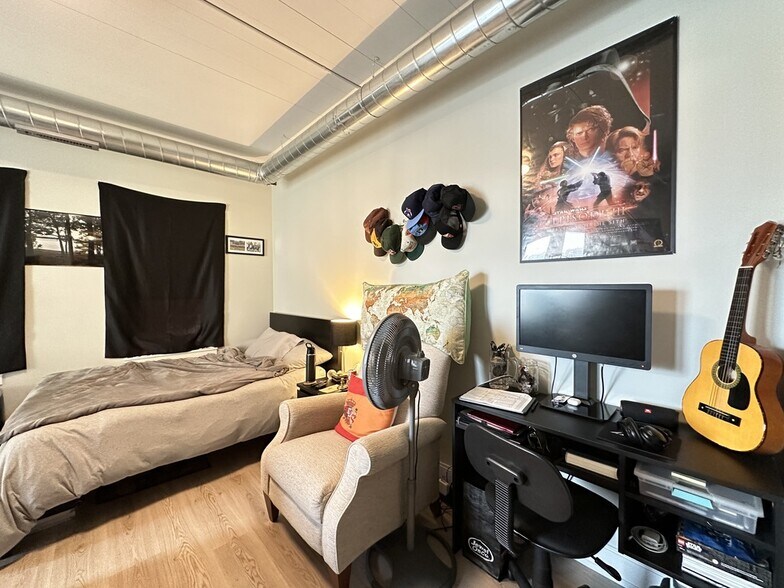 Building Photo - 941 W Belmont Ave