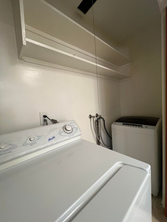 Building Photo - Spacious 3B 1.5BA Single Family Residence ...