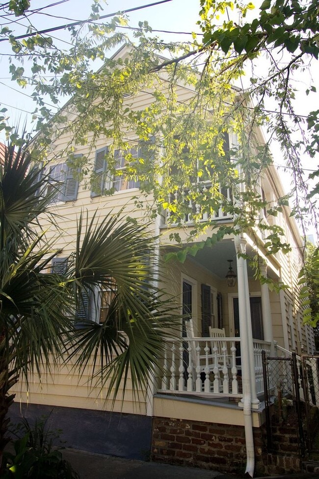 Building Photo - Available 10/1. Beautiful 3 BR/2BA availab...