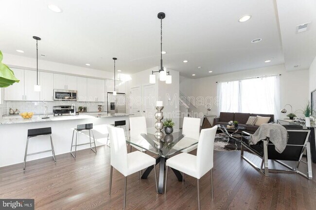 Building Photo - 2142 Kensington Walk