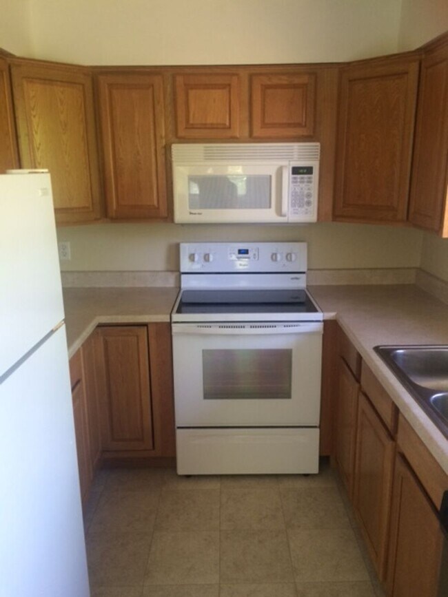 Building Photo - 3 Bed 2 Bath Home