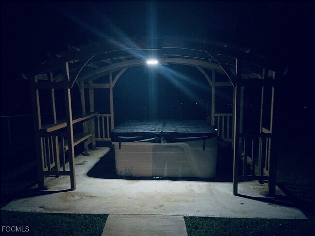 Building Photo - 940 Belmont St E