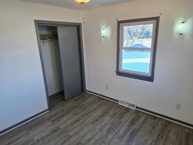 Building Photo - 6813 Urbandale Ave