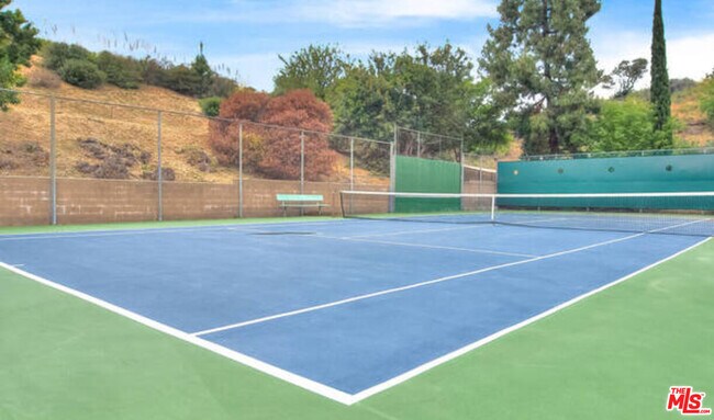 Building Photo - 6752 Hillpark Dr