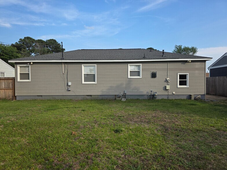 Building Photo - 5014 Hazelwood Rd