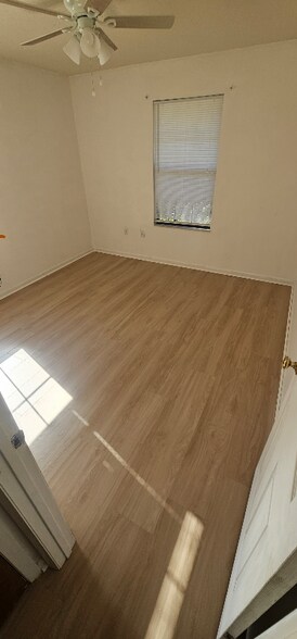 Building Photo - 283 SW Leisure Dr